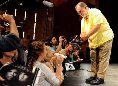 El director estadounidense de cine Francis Ford Coppola firmando autógrafos tras una rueda de prensa en la "Quinzaine des Realisateurs" del Festival Internacional de Cine de Cannes, el 14 de mayo de 2009 en Cannes, Francia.