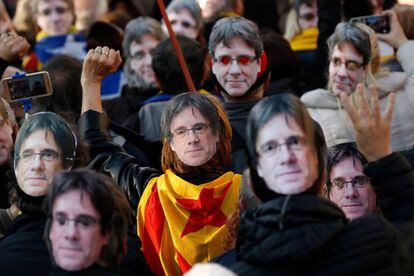 Manifestantes llevan mascaras de Carles Puigdemont durante una protesta en Barcelona. 