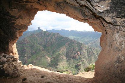 Cueva donde habitaron aborígenes canarios, con el Roque Bentayga y el Roque Nublo al fondo.