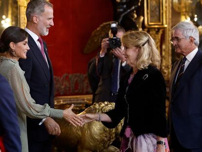 Esperanza Aguirre salude al rey Felipe y la reina Letizia, este 12 de octubre.