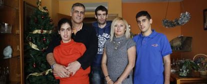 Gloria Sanz y su familia, en el salón de su casa.