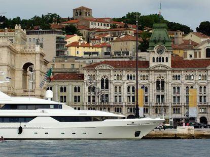 Un yate de lujo, en las aguas de Trieste (Italia).