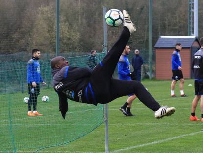 Seedorf realiza una chilena durante un partido de fútbol-tenis en un entrenamiento del Dépor.