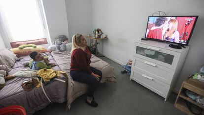 Yoselyn y su hijo Edward, en la habitación donde duermen en el piso del centro residencial de Cáritas.