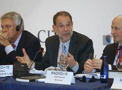 Javier Solana (en el centro), junto al ex presidente Felipe González y el moderador de las jornadas, André Azolulay, ayer en Madrid.