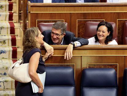 Teresa Ribera y Patxi López se saludan al comienzo del pleno extraordinario, en el Congreso de los Diputados.