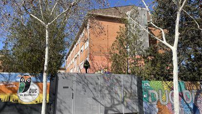 Fachada del instituto Duc de Montblanc de Rubí, Barcelona.