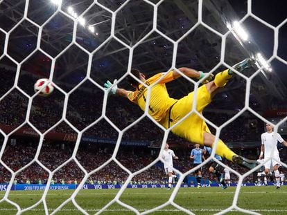 Cavani marca su segundo gol ante Portugal.