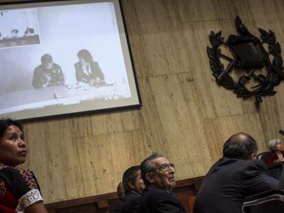 Ríos Montt observa la comparecencia de un exmilitar por videoconferencia.