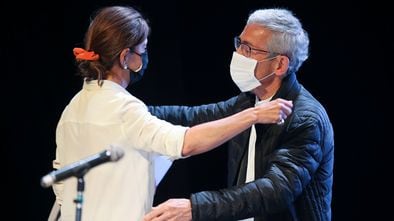 Ingrid Betancourt, quien estuvo secuestrada por las FARC, abraza al padre Francisco de Roux durante un acto de la Comisión de la Verdad el pasado junio.