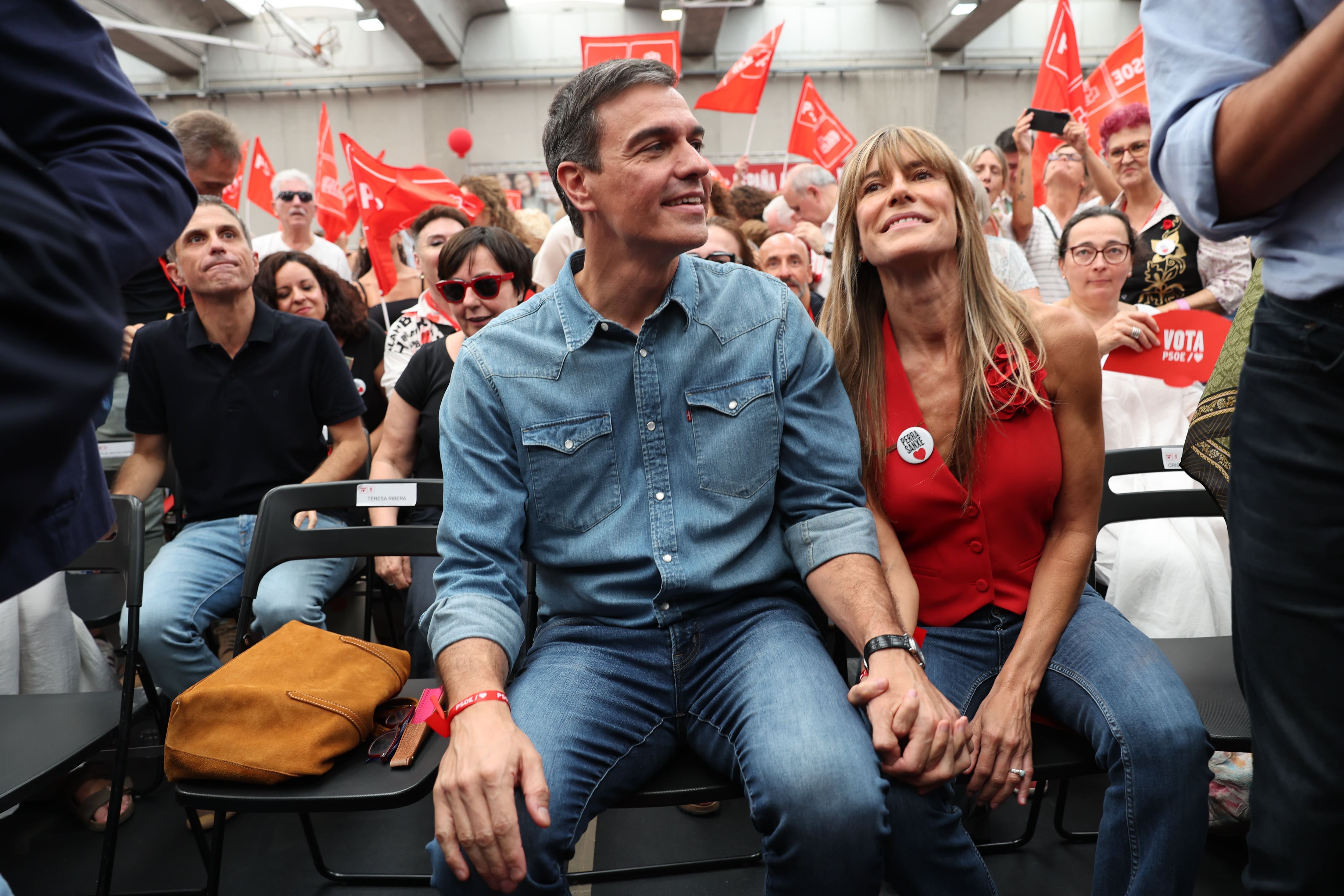 El candidato socialista a la presidencia del Gobierno, Pedro Sánchez, y su mujer, Begoña Gómez, en el acto electoral que los socialistas han celebrado hoy viernes en la localidad madrileña de Getafe.