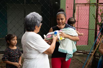 Martha Solórzano, affected by flooding in her community, in the Emanuel center of the Rivera Hernández Sector. 