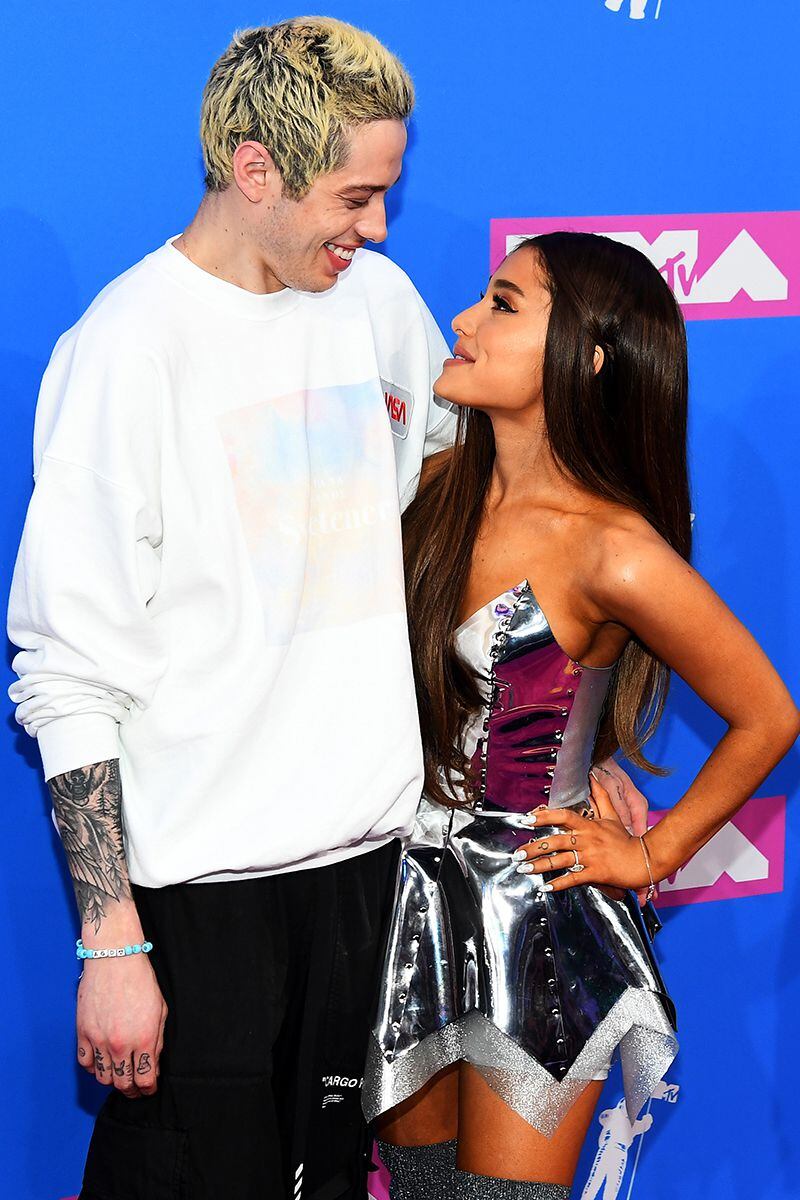 Pete Davidson y Ariana Grande posan en los MTV Video Music Awards de 2018.