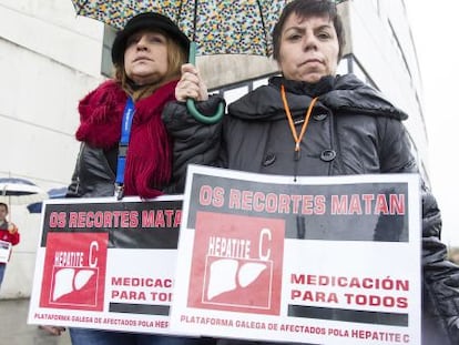 Dos enfermas de hepatitis C se manifiestan en Santiago en 2019.