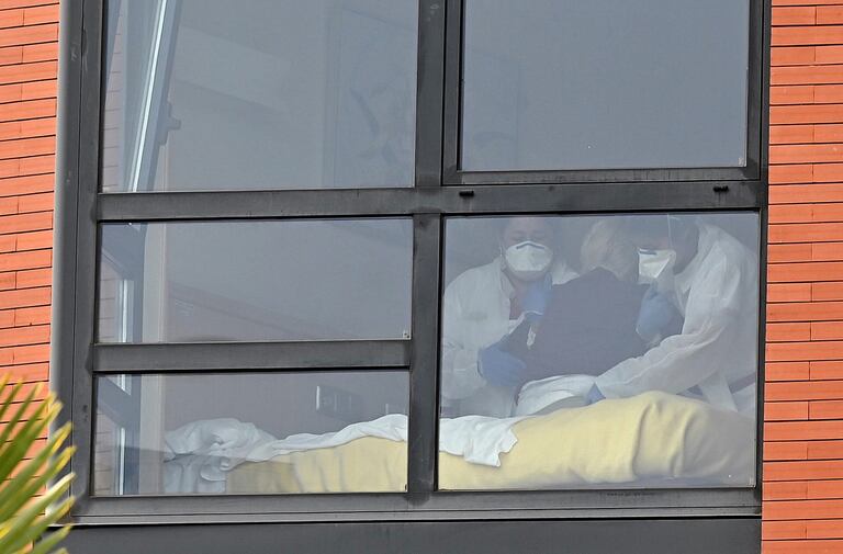 Dos trabajadoras asisten a un residente en la residencia de ancianos Monte Hermoso, en Madrid.