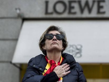 Una manifestante en el entorno de la plaza de Colón, el domingo.