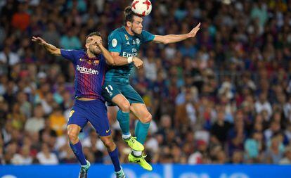 Bale pugna con Jordi Alba durante la Supercopa de Espa&ntilde;a.