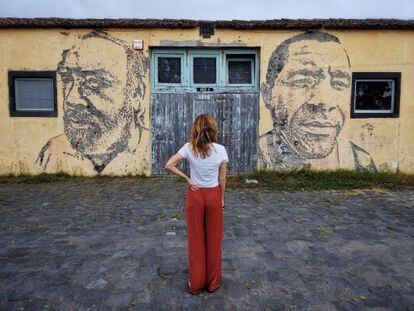 Una mujer observa un mural en la isla de São Miguel, en el archipiélago de las Azores.