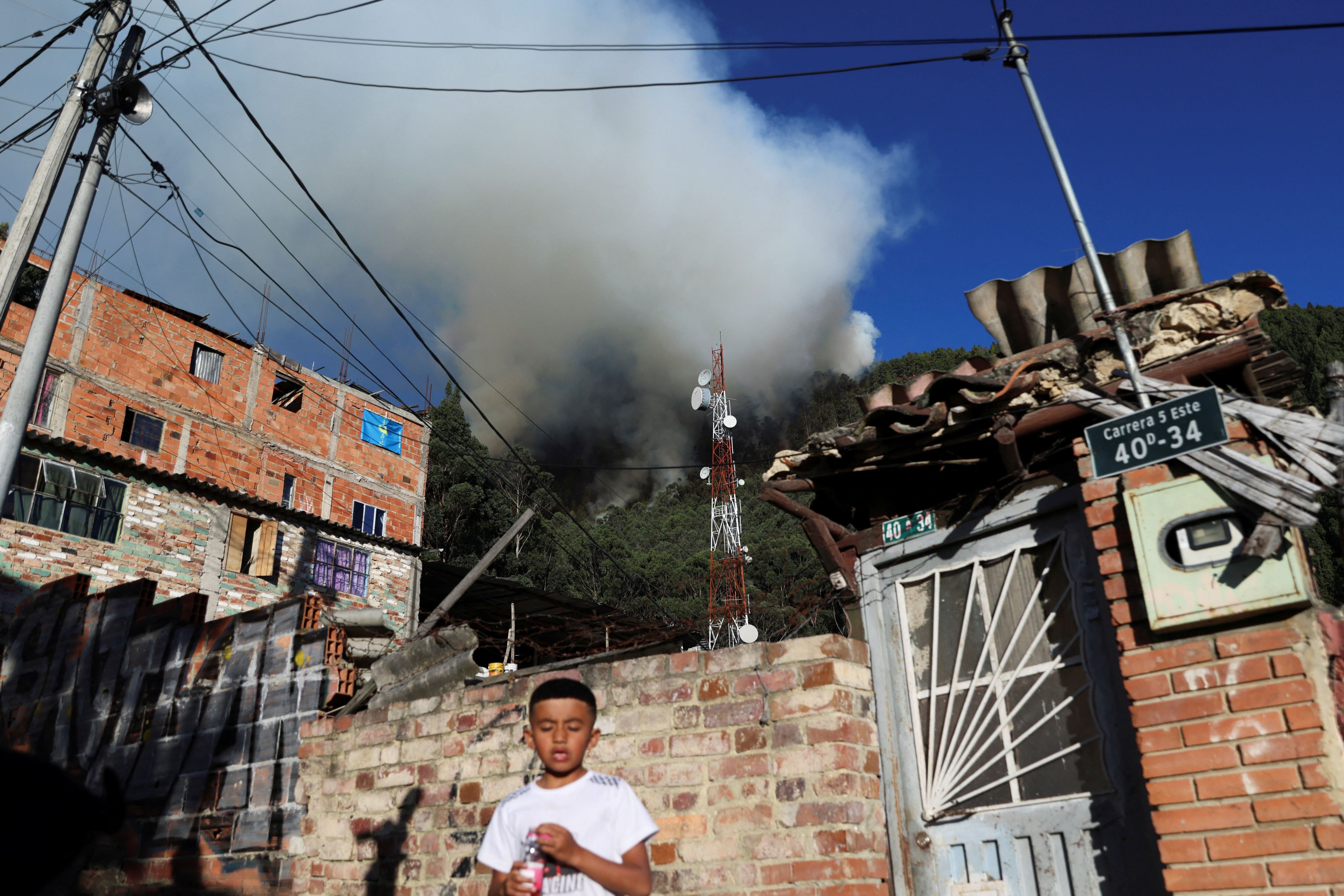 El humo de un incendio forestal se levanta desde el Cerro del Cable de Bogotá. el 24 de enero de 2024. 