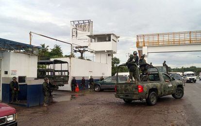 El operativo de militares durante la toma de control de la vigilancia del puerto de Lázaro Cárdenas el lunes día 4 de noviembre.