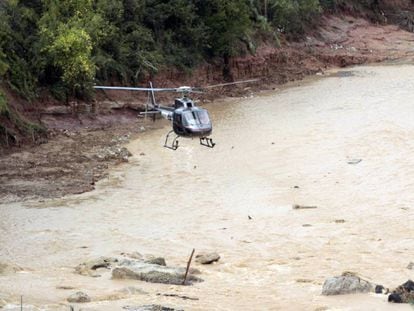 Un helicóptero busca a los desaparecidos en L'Espluga de Francolí. En vídeo, Salvamento Marítimo encuentra el cuerpo de un hombre cerca del puerto de Tarragona.