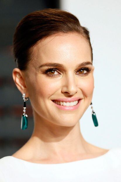  

	Quién: Natalie Portman

	 

	Qué: A tale of love and darkness.

	 

	De qué va: El filme se basa en la autobiografía homónima (traducida al castellano como Una historia de amor y oscuridad) del escritor, periodista israelí y candidato al Nobel de Literatura en varias ocasiones Amos Oz. Además de dirigir el drama, Portman interpretará a la hija del protagonista, Fania Oz.

	 

	Cuándo: La película está en fase de posproducción.