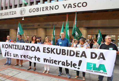 Concentración de ELA delante de la delegación del Gobierno vasco, en Bilbao.