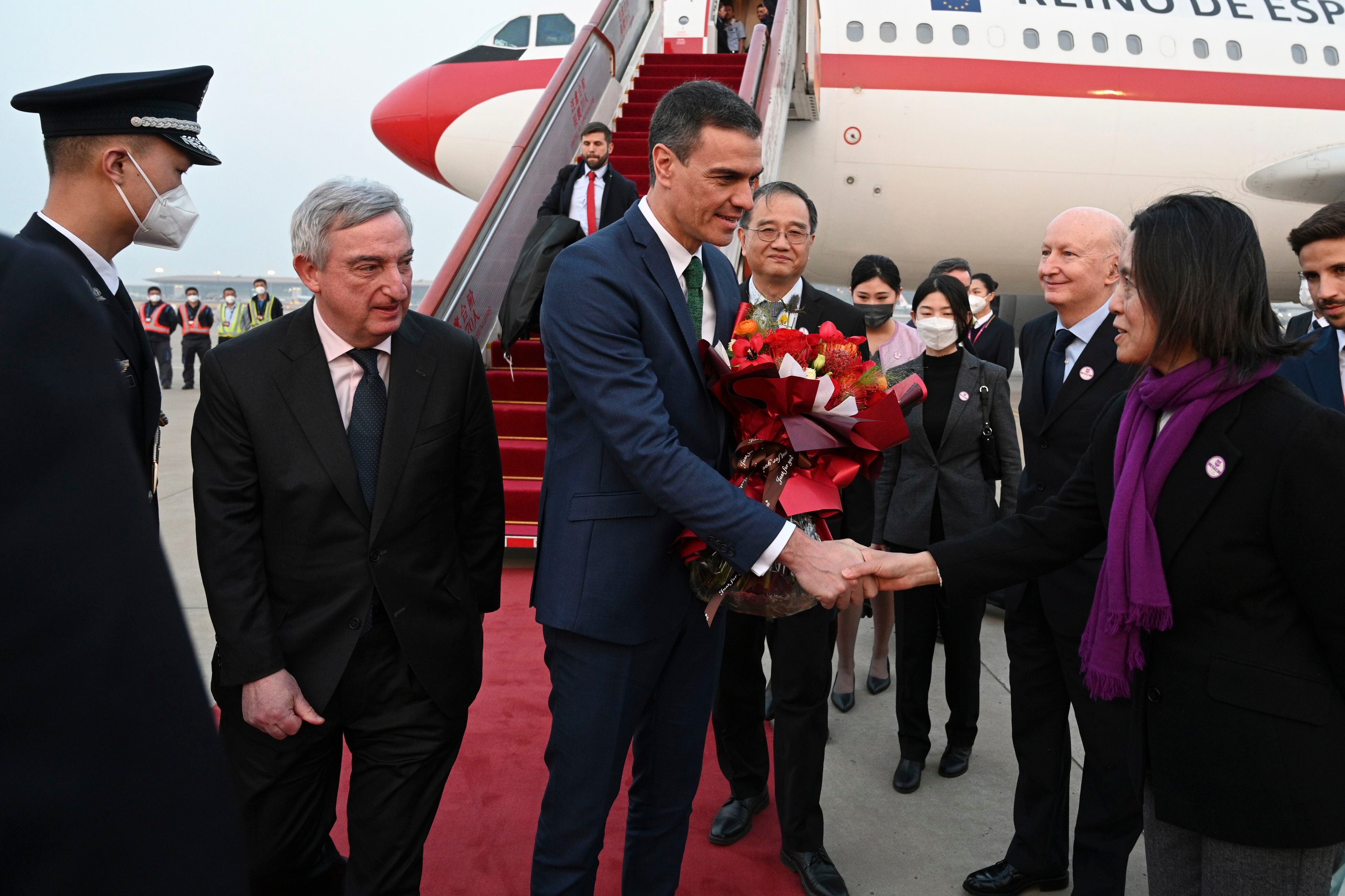  El presidente del Gobierno, Pedro Sánchez, acompañado por el embajador de España en China, Rafael Dezcallar (izqda.), es recibido por las autoridades de China a su llegada este jueves a Pekín tras en el Foro de Boao para Asia. 