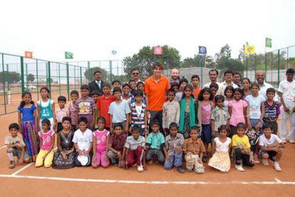 Rafa Nadal, rodeado de niños y profesores en Anantapur, donde ha abierto una escuela de tenis en colaboración con la Fundación Vicente Ferrer.