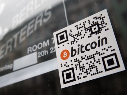 Un sticker de promoción de bitcoin en una tienda en Berlin, Alemania.