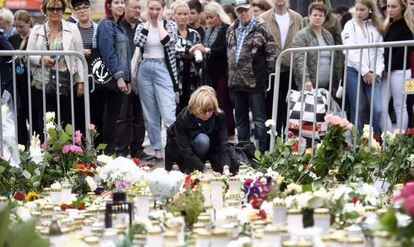 Homenatge a la víctimes de l'atac, aquest dissabte a Turku, Finlàndia.