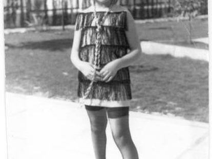Elvira Lindo, a los nueve años.