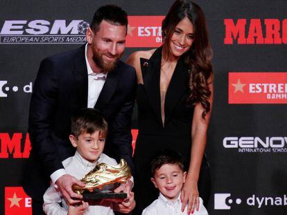 Messi, con su mujer y dos de sus hijos. En vídeo, el futbolista recibe su sexta Bota de Oro.
