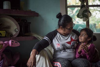 Beatriz Zamudio and her granddaughter, in the community of Mano Perdida.