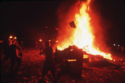 En la jornada más complicada del festival Woodstock 99, los asistentes encendieron hogueras para protestar contra la nefasta organización.