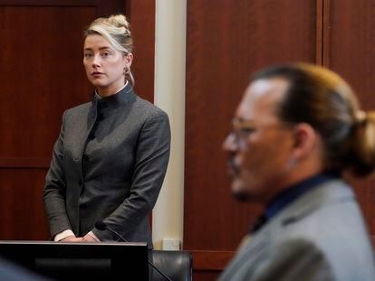 Los actores Amber Heard y Johnny Depp, en la Corte en Virginia (EEUU), el 16 de mayo de 2022.
