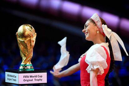 Una bailarina del ballet baila junto al trofeo del Mundial.