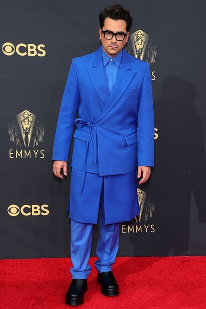 El actor canadiense Daniel Levy eligió un conjunto con chaqueta tipo batín de Valentino.
