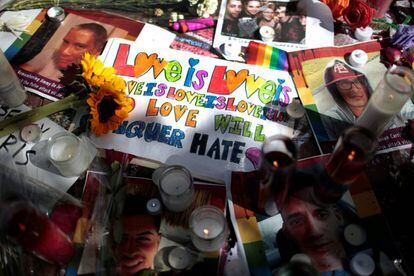 Mensajes de apoyo a las v&iacute;citimas de la matanza de Orlando a la entrada del club Pulse.