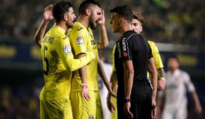 Los jugadores del Villarreal protestan a Gil Manzano.