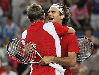 Roger Federer (a la derecha) y Stanislas Wawrinka celebran el oro olímpico de dobles masculino en los Juegos Olímpicos de Pekín, en 2008.