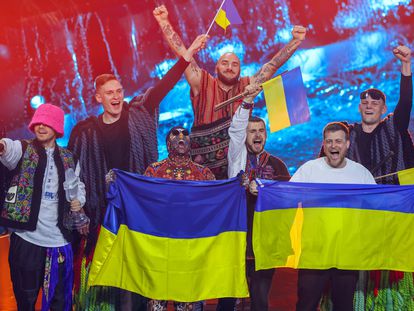 Los ucranios Kalush Orchestra, celebrando su victoria en Eurovisión 2022.