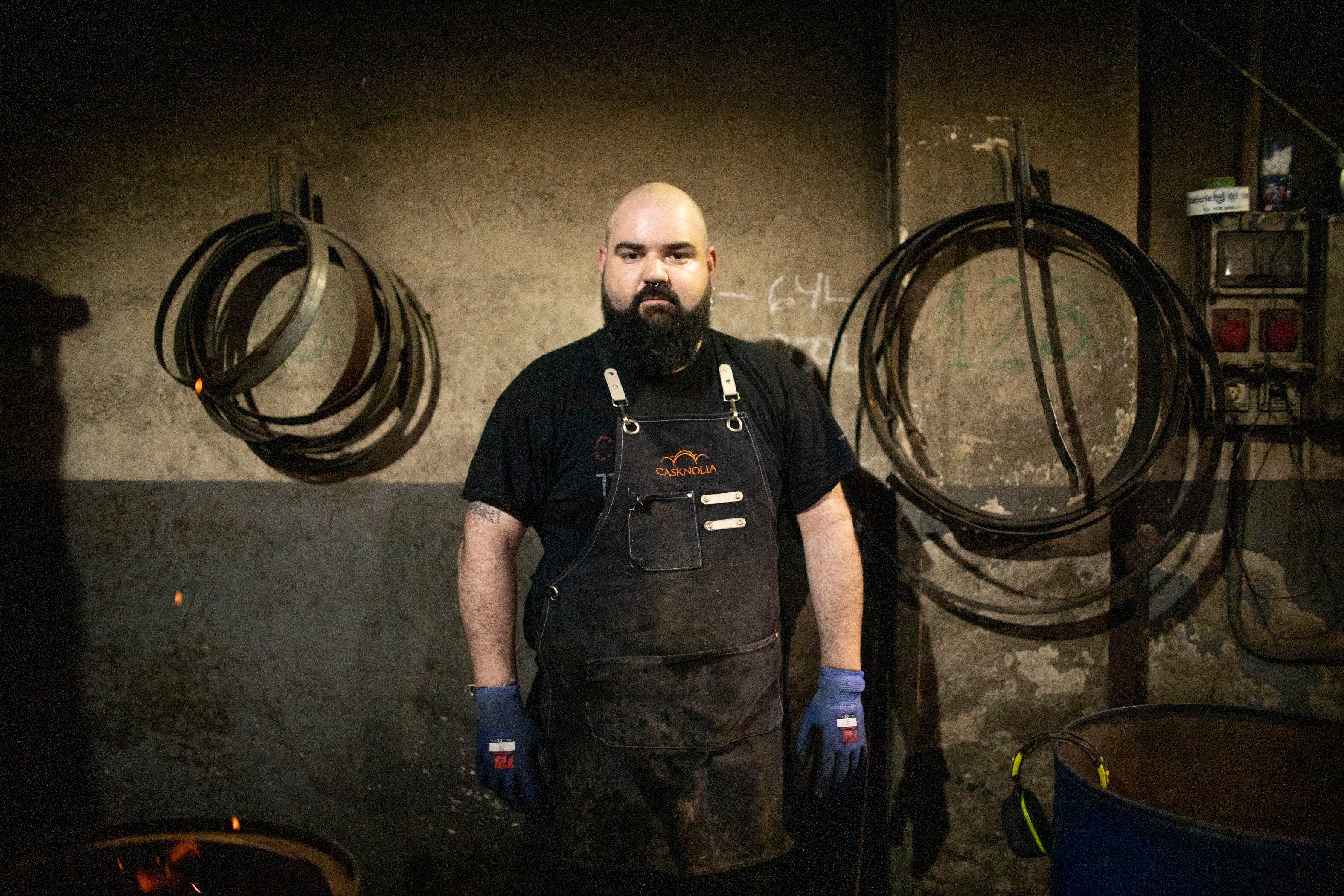 Francisco Jiménez, 31 años. Trabaja en el batiero, espacio donde se aplica fuego a los toneles para ajustar su forma.