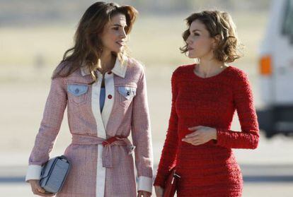 La reina Letizia junto a la reina Rania (i), a la llegada de los reyes jordanos a Barajas, en el inicio de una visita de trabajo de dos días a España.