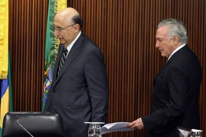 Michel Temer y el ministro de Econom&iacute;a Henrique Meirelles, este martes en Brasilia.