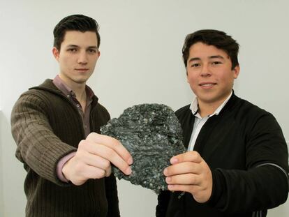 Francisco García Luna y Daniel Mata Martínez sostienen un trozo de polycrete.