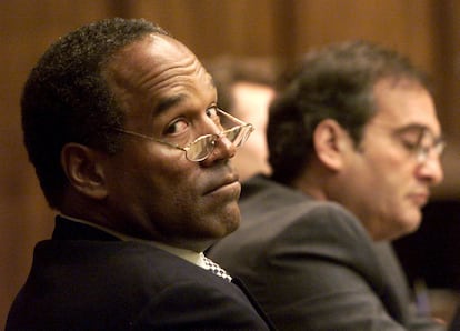 O. J. Simpson junto a su abogado en una vista judicial de 2019 en Las vegas