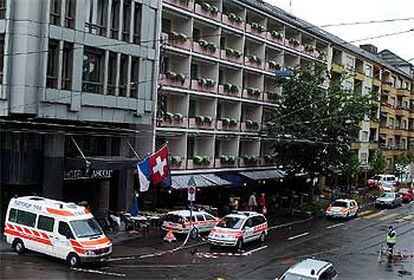Vehículos de la policía y ambulancias, en la sede del ZKB momentos después del tiroteo.