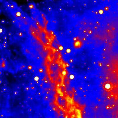 La nebulosa con forma de ADN captada por el <i>Spitzer</i>.