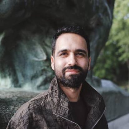 Samir Bargachi ha creado Kif Kif,una asociación para inmigrantes LGTBIQ+. Chaqueta Hermès.
